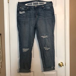 Light wash, distressed skinny Capri